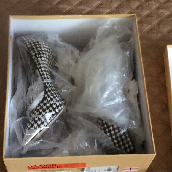 M K Shoes Zady Calfhair Houndstooth Pumps, - Picture 6 of 8